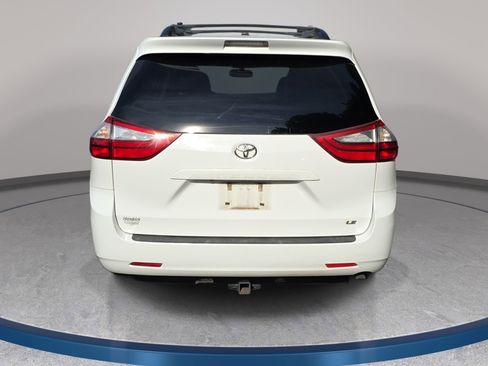 Used 2015 Toyota Sienna LE image 2