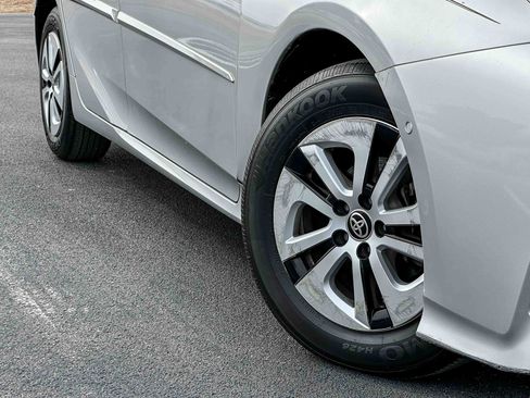 Used 2018 Toyota Prius Four image 3