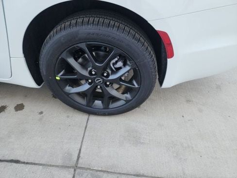 New 2026 Chrysler Pacifica Limited AWD/4WD image 25