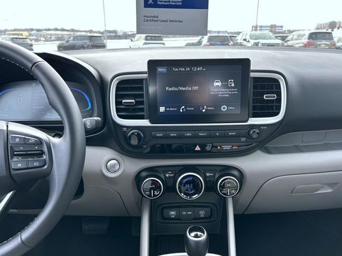 Used 2025 Hyundai Venue SEL image 13