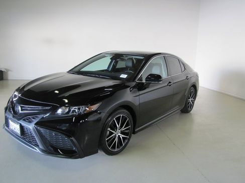 Used 2023 Toyota Camry SE image 1