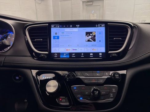 New 2026 Chrysler Pacifica Select image 8