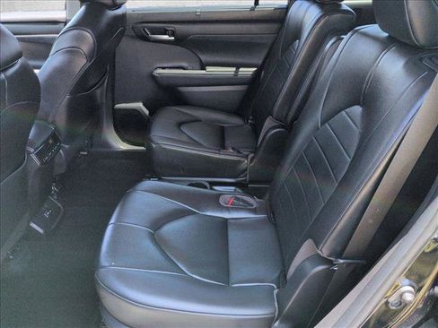 Used 2023 Toyota Highlander XLE FWD image 27