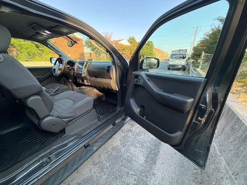 Used 2011 Nissan Frontier SV w/ SV Premium Utility Pkg AWD/4WD image 10