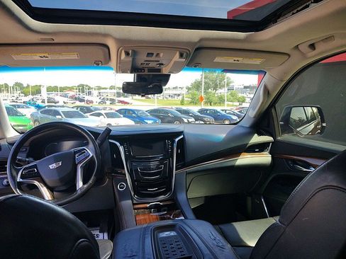 Used 2017 Cadillac Escalade ESV Luxury AWD/4WD image 23