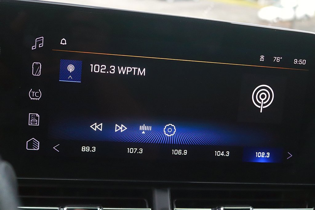 Used 2025 Chevrolet Trax RS w/ Sunroof Package FWD image 29