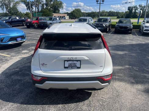 Used 2024 Kia Niro EX FWD image 7