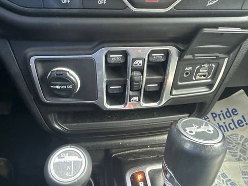 Used 2018 Jeep Wrangler Unlimited Sahara AWD/4WD image 25