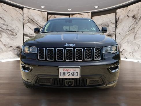 Used 2021 Jeep Grand Cherokee Laredo image 2