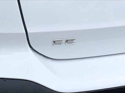 Used 2023 Volkswagen Taos SE w/ Panoramic Sunroof Package FWD image 10