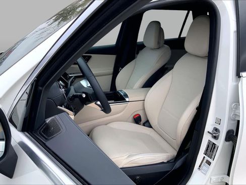 Used 2025 Mercedes-Benz GLC 300 4MATIC image 8