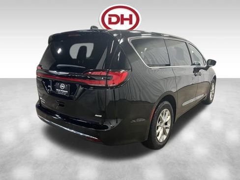 Used 2024 Chrysler Pacifica Touring-L image 12