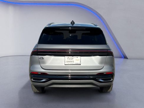 Used 2024 Lincoln Nautilus Reserve image 11