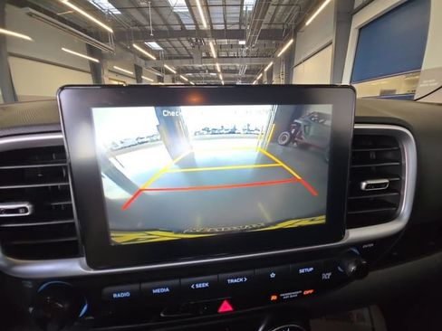 Used 2020 Hyundai Venue SE FWD image 16