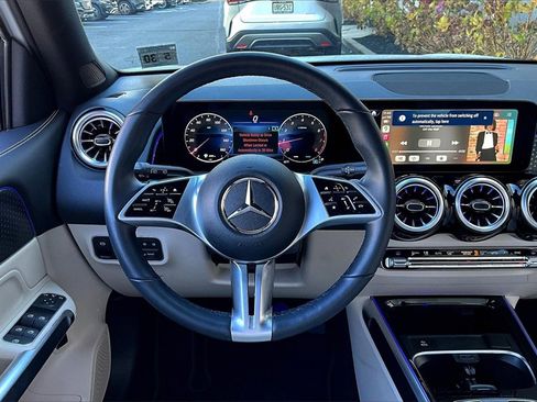 Used 2025 Mercedes-Benz GLB 250 4MATIC image 5