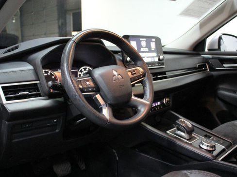 Used 2023 Mitsubishi Outlander SE image 6