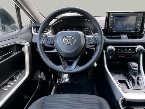 Used 2021 Toyota RAV4 LE FWD image 6