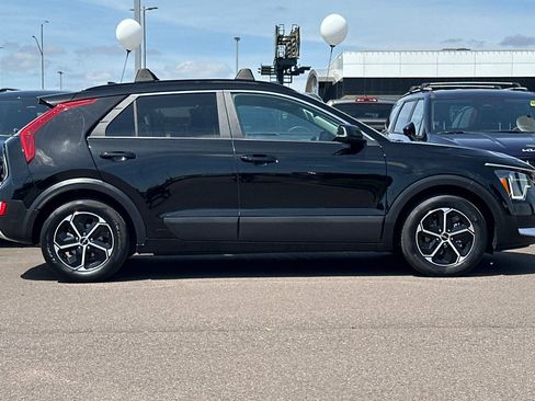 Used 2024 Kia Niro EX w/ EX Cold Weather Package FWD image 3