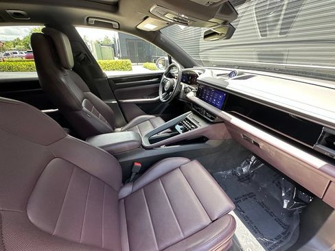 Certified 2025 Porsche Macan 4S Electric AWD/4WD image 46
