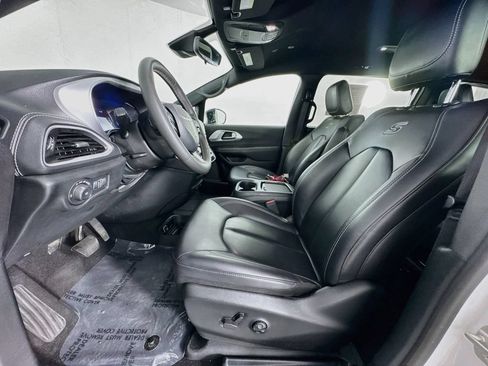 Used 2024 Chrysler Pacifica Limited FWD image 12
