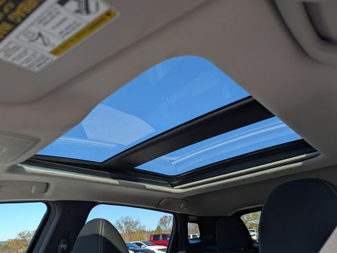 Used 2025 Nissan Kicks SV w/ SV Premium Package image 15