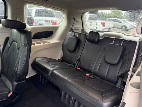 Used 2023 Chrysler Pacifica Touring-L FWD image 13
