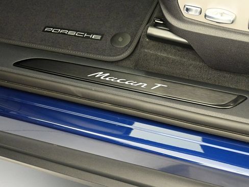 Certified 2026 Porsche Macan AWD/4WD image 16