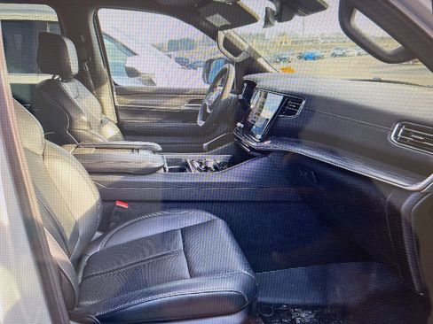 Used 2024 Jeep Wagoneer L Series II w/ Flexible Seating Group image 10