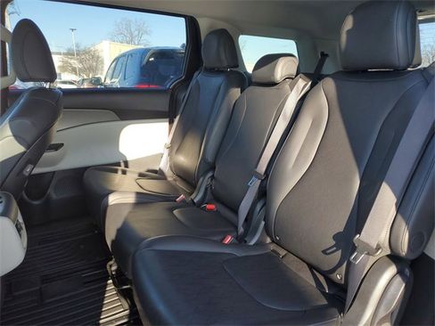 Used 2024 Kia Carnival LX image 9