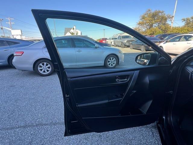 Used 2017 Toyota Corolla SE w/ Carpet Mat Package (TMS) FWD image 9