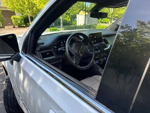 Used 2022 GMC Yukon XL SLE w/ Gmc Pro Safety Plus Package AWD/4WD image 5