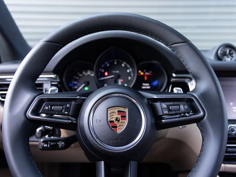 Certified 2026 Porsche Macan AWD/4WD image 14