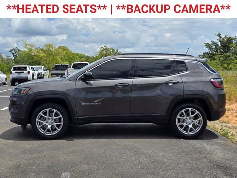 Used 2023 Jeep Compass Latitude w/ Sun and Sound Group AWD/4WD image 5
