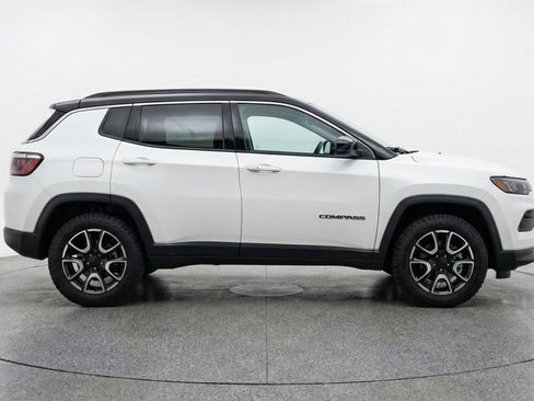 Used 2025 Jeep Compass Trailhawk AWD/4WD image 11
