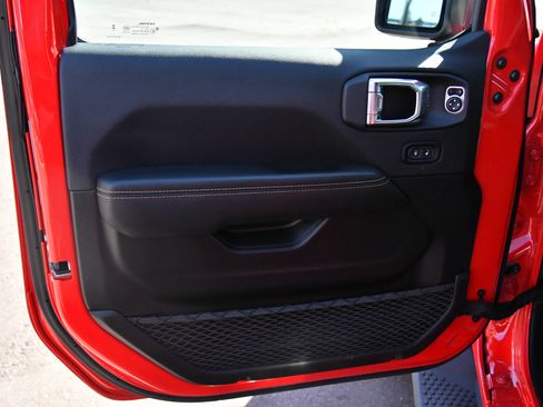 Used 2025 Jeep Wrangler Sahara image 16