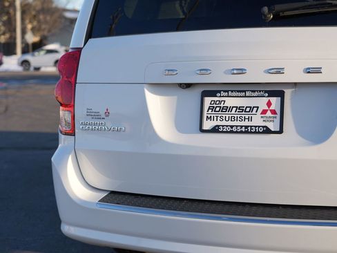 Used 2018 Dodge Grand Caravan SE w/ UConnect Hands-Free Group image 10