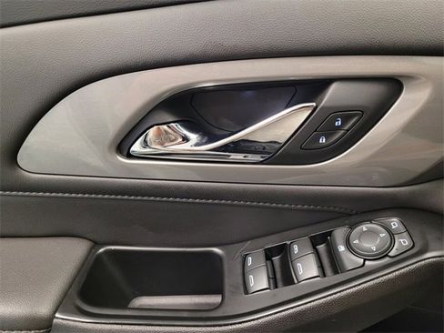 Used 2023 Chevrolet Traverse LT image 28