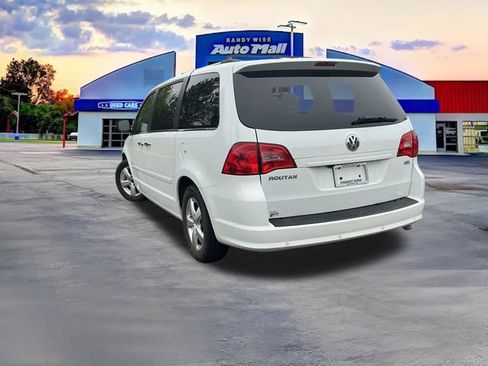 Used 2014 Volkswagen Routan SEL Premium FWD image 5