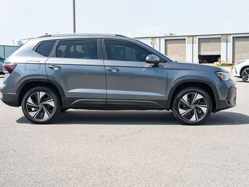 Used 2025 Volkswagen Taos SE w/ Panoramic Sunroof Package AWD/4WD image 7