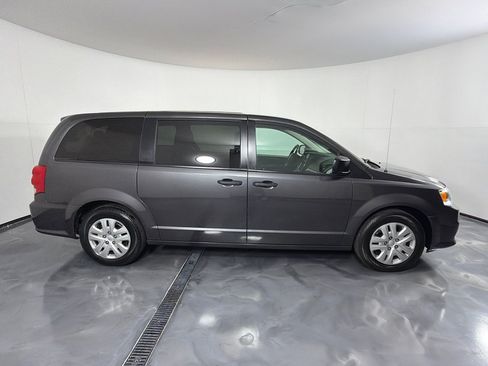 Used 2020 Dodge Grand Caravan SE w/ UConnect Hands-Free Group FWD image 4
