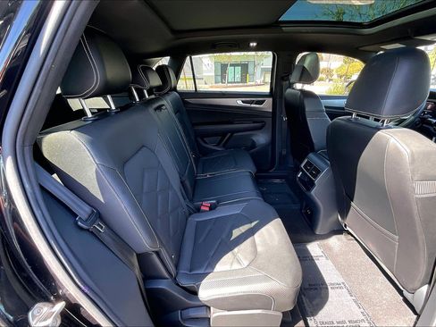 Used 2024 Volkswagen Atlas Cross Sport SE FWD image 19