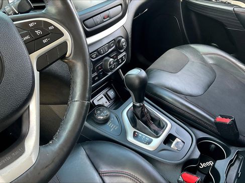 Used 2015 Jeep Cherokee Trailhawk w/ Comfort/Convenience Group AWD/4WD image 15