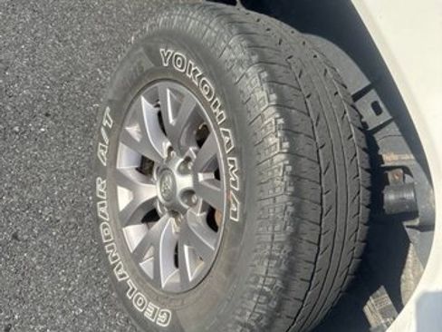 Used 2017 Toyota Tacoma SR5 AWD/4WD image 22