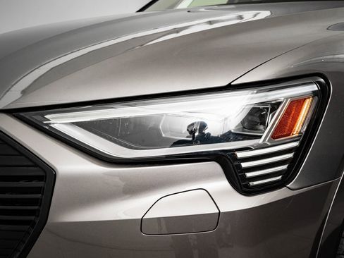Used 2021 Audi e-tron Premium Plus w/ Premium Plus Package image 16