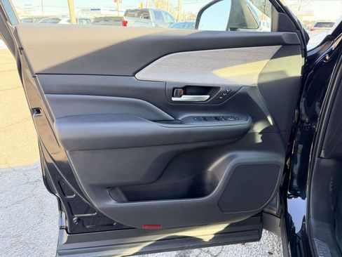 Certified 2025 Toyota Grand Highlander Platinum image 18