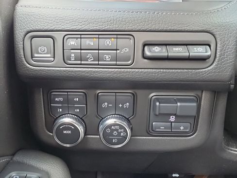 Used 2022 GMC Yukon XL Denali w/ Advanced Technology Package AWD/4WD image 25