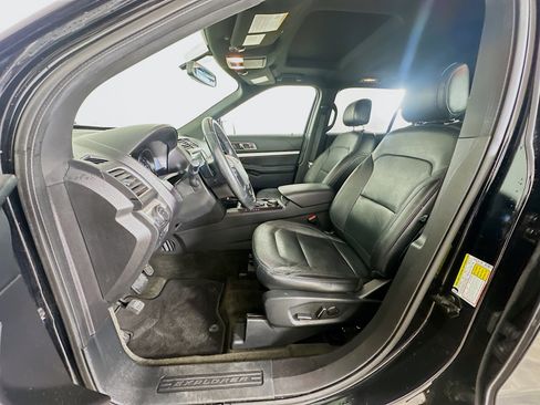 Used 2017 Ford Explorer XLT w/ Equipment Group 202A AWD/4WD image 13