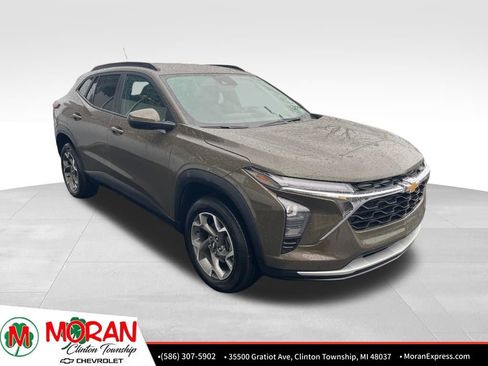 Used 2024 Chevrolet Trax LT w/ Driver Confidence Package image 2