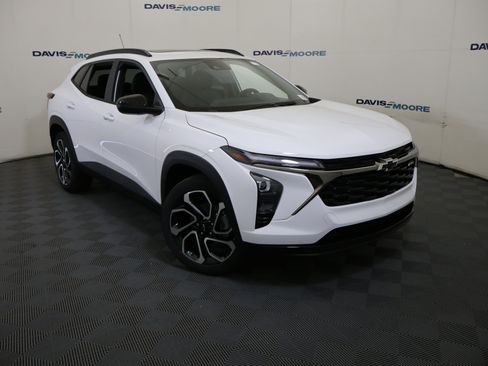 New 2026 Chevrolet Trax RS w/ Sunroof Package FWD image 2