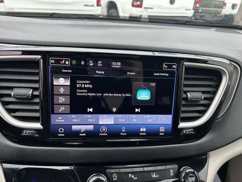 Certified 2022 Chrysler Pacifica Touring-L image 12